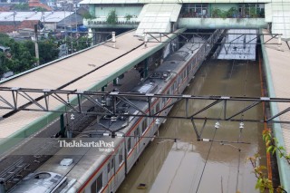 File: Banjir di Stasiun Tanah Abang