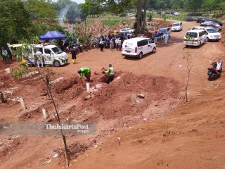 Antrian Pemakaman Korban Covid 19 di Pondok Ranggonn