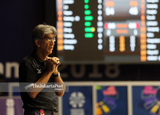 Pelatih basket  Thailand Abbas Aghakoucheki terlihat tegang