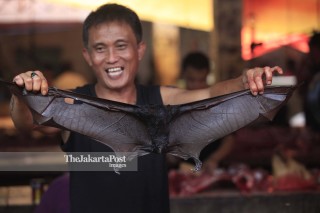 File: Penjual Daging Makanan Hewan Eksotis - Pasar Tomohon
