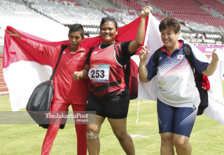 Atlet Indonesia Suparniyati (tengah) meraih medali emas.