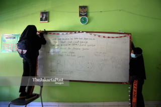 Siswa memasang kembali papan tulis yang sebelumnya terjatuh dilantai di SMP Negeri 6, Palu, Sulawesi Tengah