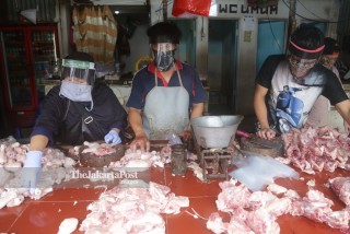 Pedagang Ayam Gunakan Pelindung Wajah