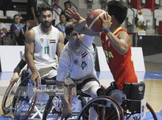 Basket kursi roda putra Iraq melawan Cina
