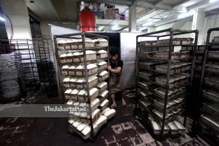 File: Pabrik Roti Tan Ek Tjoan