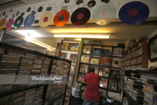 File: Kios Penjual Piringan Hitam dan Records di Kawasan Blok M