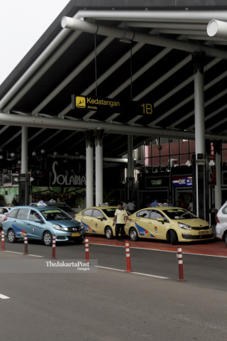 File: Taksi Di Bandara Soekarno - Hatta