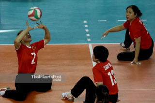 - Pemain China memberi umpan kepada rekan dalam melancarkan serangan melawan tim voli duduk Iran