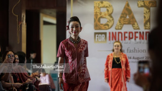 Parade fashion show busana batik HUT RI-74