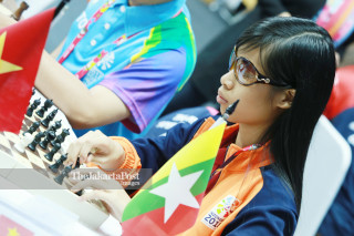 Atlit catur Myanmar Yan Pu melangkahkan bidak ketika bertanding dalam babak penyisihan catur babak ketiga  di  ajang Indonesia Asian Para Games 2018, di Cempaka Putih Sports Hall Jakarta, Senin (8/10/2018). INAPGOC/Setiyo Sc