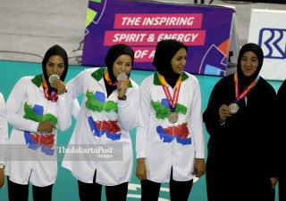 -Ceremony penyerahan medali voli duduk putri Iran Asian Paragames 2018 berlangsung di Tennis Indor  Senayan Jakarta
