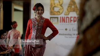 Parade fashion show busana batik HUT RI-74