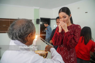 Putri Indonesia 2018 Sonia Fergina mengikuti misa Malam Natal