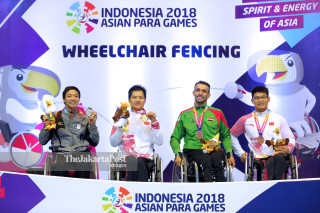 Penyerahan medali cabang olahraga Wheelchair fencing