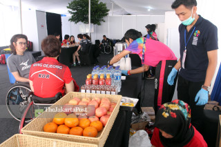 Atlet tenis meja Asian Para Games 2018 sedang menikmati makan pagi