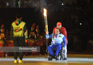 -Ketua Nasional Paralimpic Committe menyerahkan api Asian Para Games kepada Menpora