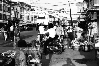 File: Pedagang Kaki Lima di Pertokoan Glodok (1983)