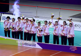 - Ceremoni penyerahan medali Emas Bola Voli Duduk Putri China di Tenis Indor Senayan Jakarta, pada Asian Paragames 2018