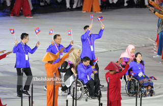 -Defile Atlet Lao PDR dalam Upacara Pembukaan Asian Para Games 2018