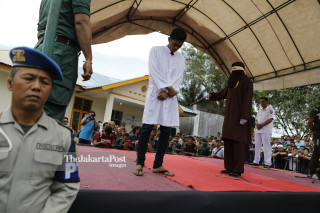 File: Hukuman Cambuk Di Aceh