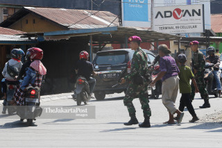 Personel TNI Marinir menyeberangkan warga di kota Palu Sulawesi Tengah