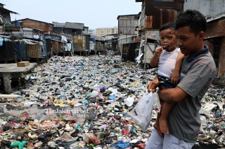 File: Sampah di Kali Gendong Pluit
