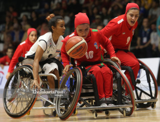 Pemain basket kursi roda putri  Iran Zahra Habibi Parali melakukan serangan