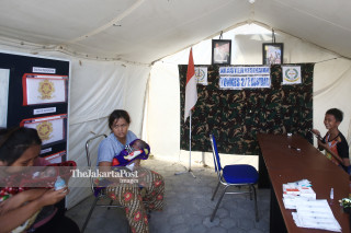 Pemeriksaan bayi di Rumah Sakit Lapangan milik TNI di Posko Pengungsian Perumnas Balaroa Palu Sulawesi Tengah