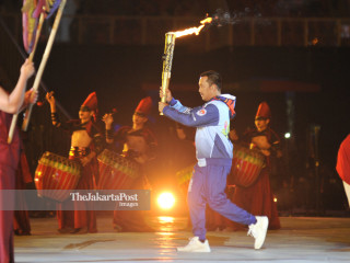 -Menpora Imam Nahrawi membawa api Asian Para Games