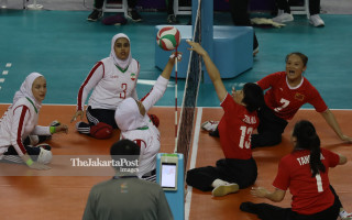 - Kedua tim saling serang dalam Final Bola Voli Duduk Putri China melawan Iran