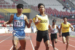 Atlet Thailand Songphinit Suphachai turun pada kualifikasi pada nomor 200m T11 putra Asian Para Games 2018