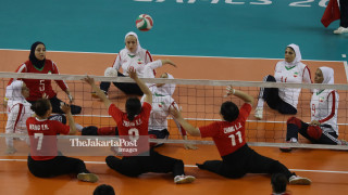 - Pemain Iran melancarkan spike keras dalam Final Bola Voli Duduk Putri China melawan Iran