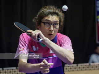 - Park Hong Kyl Korea melakukan servis saat melawan pemain Para Tenis Meja Jepang Inoue di Ecovention ancol jakarta utara