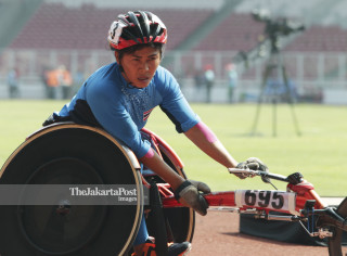 Atlet Thailand Srithong Chainet meraih medali emas pada nomor 800m T54 putri Asian Para Games 2018