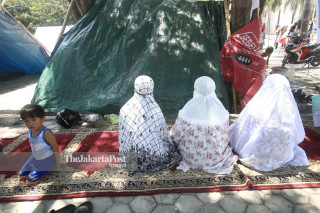 Warga melaksanakan sholat di posko pengungsian di lapangan Masjid Agung Darussalam Palu Sulawesi Tengah