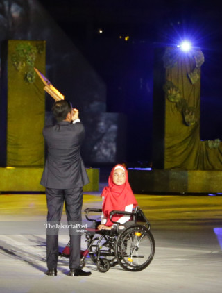 -Presiden Joko Widodo melakukan prosesi pembukaan Asian Para Games 2018