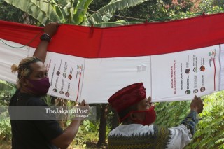 Bendera Merah Putih Dari Tas Bantuan Presiden