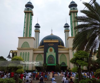 Sholat Jumat di Masjid Agung Kota Bekasi