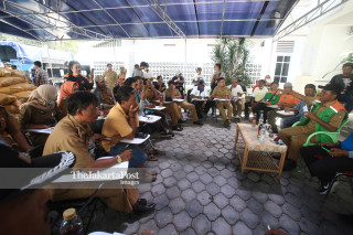 Walikota Palu Hidayat (kanan) memimpin rapat darurat penanganan gempa di kota Palu, Sulawesi Tengah