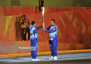 Sekertaris Umum Nasional Paralimpic Committe Pribadi SH menerima api Asian Para Games 2018 dari Kemenpora Imam Nahrawi