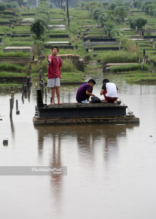File: Banjir di Pemakaman Tanah Kusir
