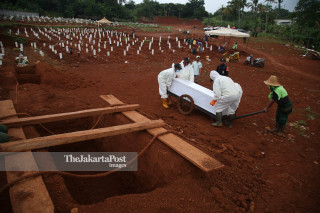 Penggali kubur TPU Pondok Rangon
