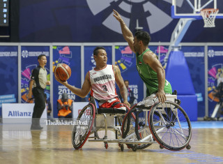 Pemain bola basket kursi roda putra Iraq Abdullah Alaa (kiri) menghalangi upaya pemain Indonesia Daryoko melakukan operan pada laga bola basket kursi roda putra  Asian Para Games 2018 di Basketball Hall, Senayan Jakarta