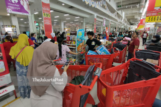 Panic Buying Supermarket Jakarta