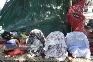 Warga melaksanakan sholat di posko pengungsian di lapangan Masjid Agung Darussalam Palu Sulawesi Tengah