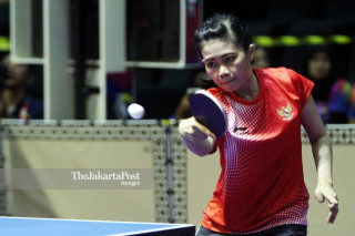 Ana Widyasari  mengembalikan bola Ng Mui Wui  di babak Round Robin beregu Putri Asian Para Games 2018