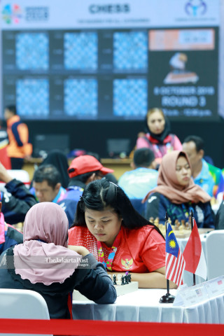 Sejumlah atlit catur dari berbagai negara mengikuti pertandingan  dalam babak penyisihan catur babak ketiga  di  ajang Indonesia Asian Para Games 2018, di Cempaka Putih Sports Hall Jakarta, Senin (8/10/2018). INAPGOC/Setiyo Sc