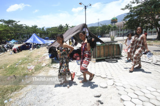 warga usai mandi di tenda pengungsian di lapangan depan Masjid Agung Darussalam Palu Sulawesi Tengah