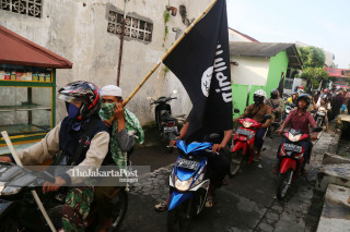 File: Bendera ISIS di Pemakaman Teroris