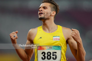 Atlet Para Atletik Iran Alinajimi Vahid mencapai finish diurutan pertama di Final kelas 400 M Putra T 12